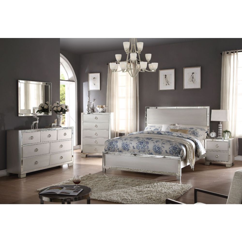 Voeville II Eastern King Bed