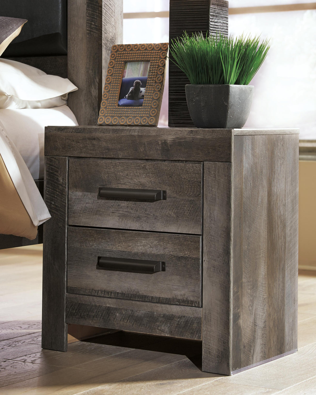 Wynnlow Queen Poster Bed, Chest and 2 Nightstands