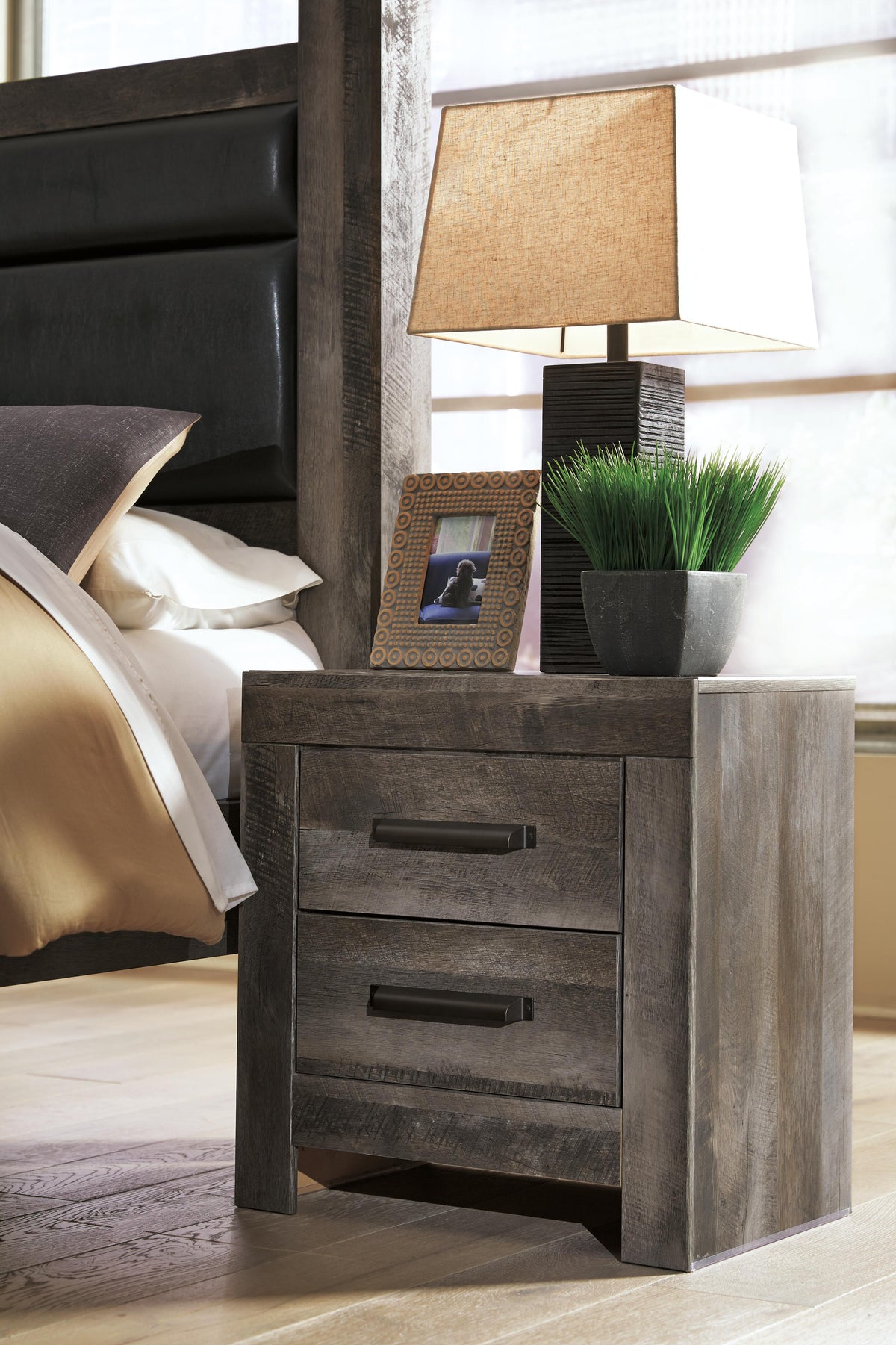 Wynnlow Full Panel Bed, Chest and Nightstand