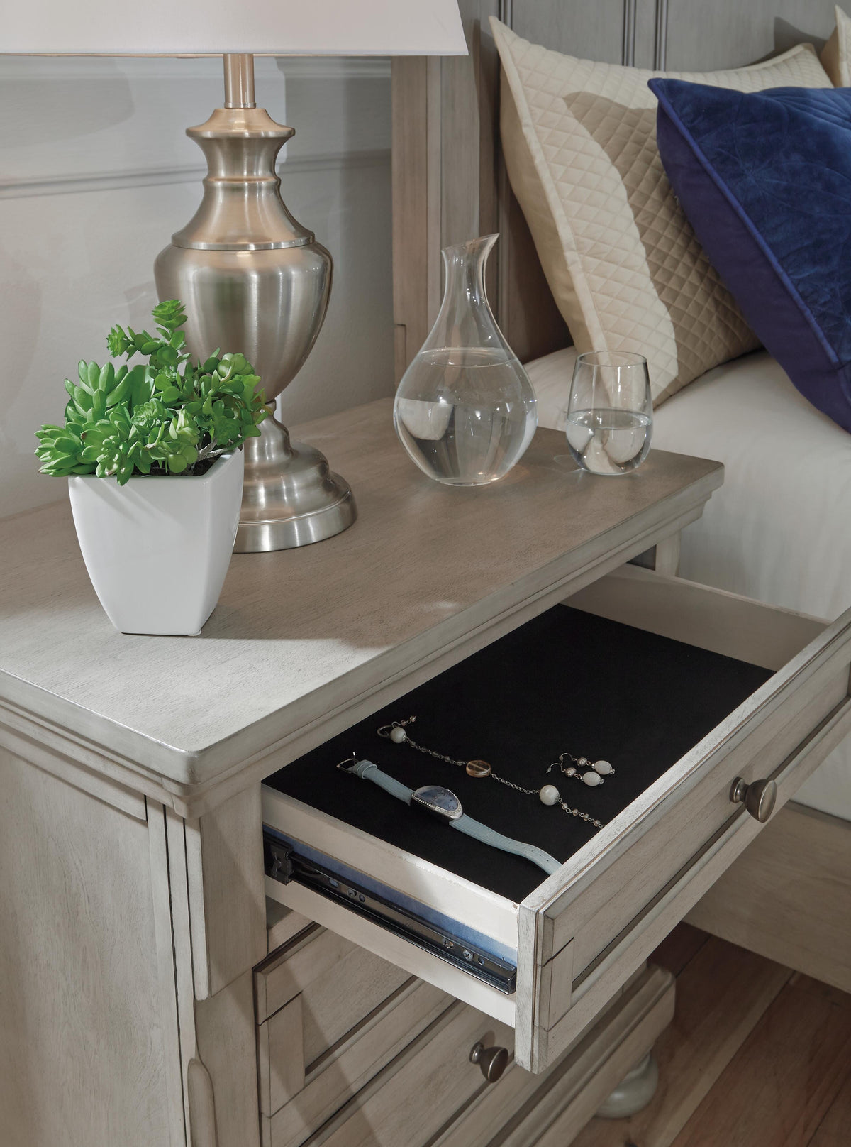 Lettner Queen Panel Bed, Dresser, and Nightstand