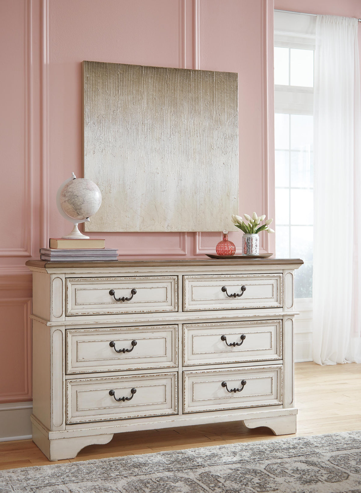 Realyn King Panel Bed, Dresser and 2 Nightstands