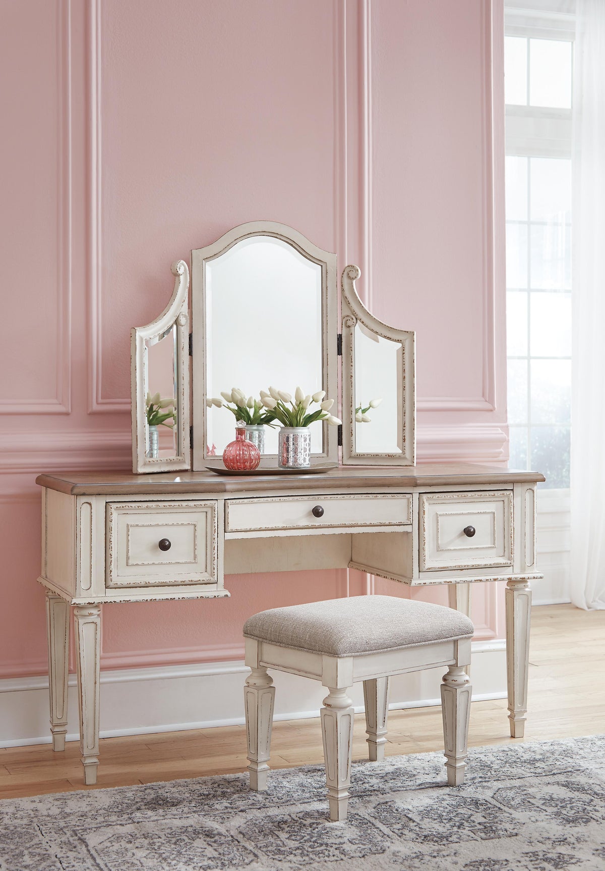Realyn King Panel Bed, Vanity, Chest and 2 Nightstands