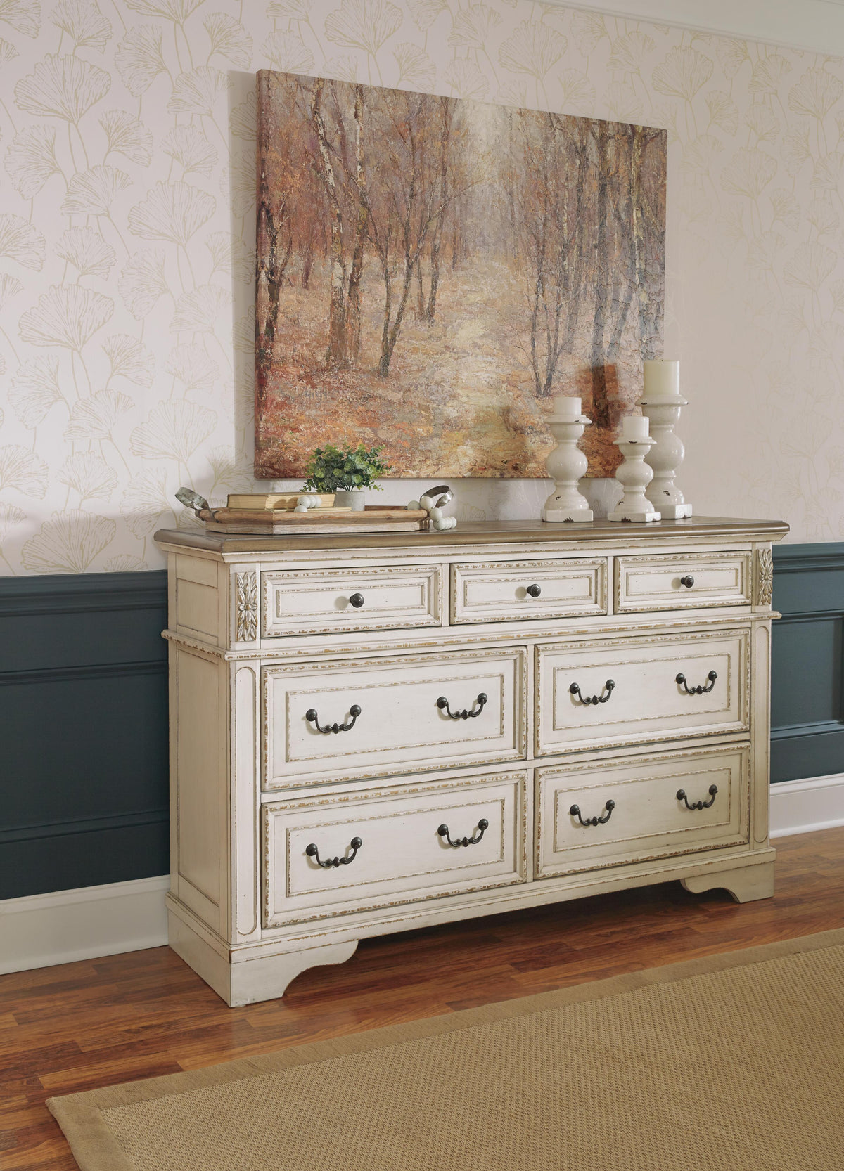 Realyn King Sleigh Bed, Dresser and 2 Nightstands