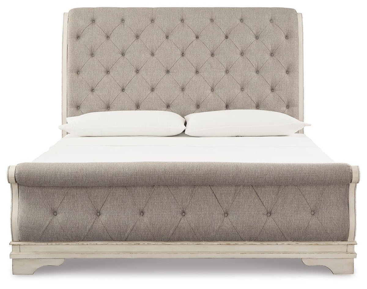 Realyn King Sleigh Bed, Dresser and 2 Nightstands