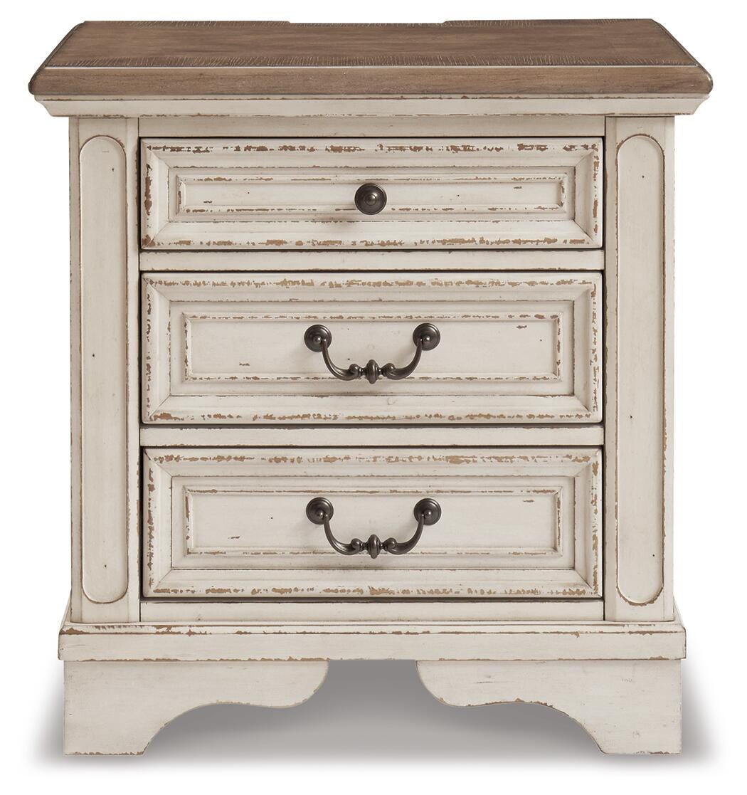 Realyn King Panel Bed, Dresser, Mirror, Chest and 2 Nightstands