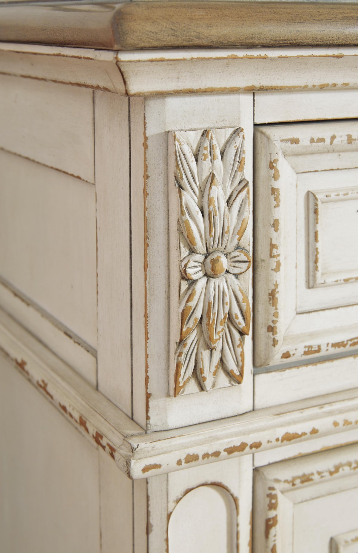 Realyn King Panel Bed, Dresser, Mirror and 2 Nightstands