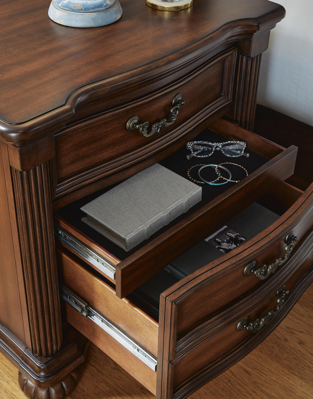 Lavinton Queen Poster Bed, Dresser, Mirror and Nightstand