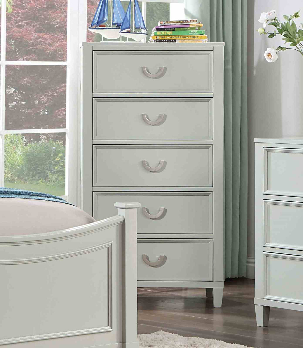Lycorida Chest