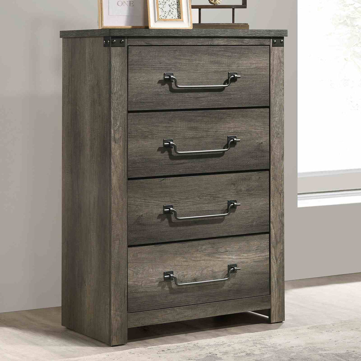 Britonale Chest
