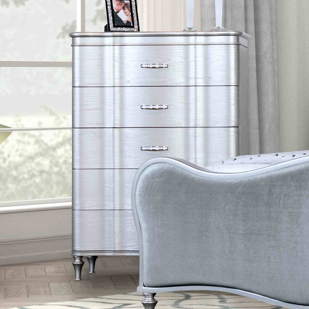 Melodi Parc Chest