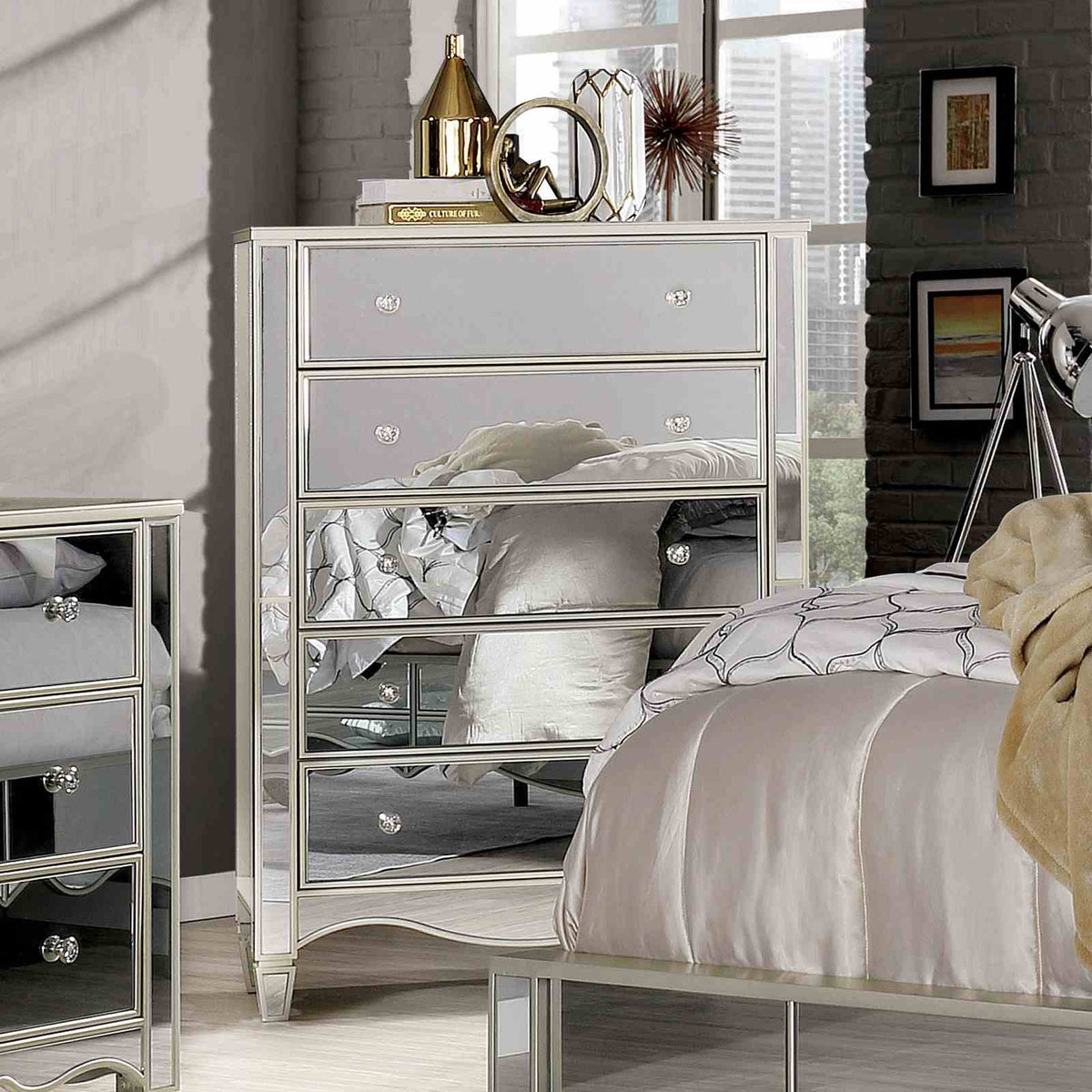 Eliora Chest