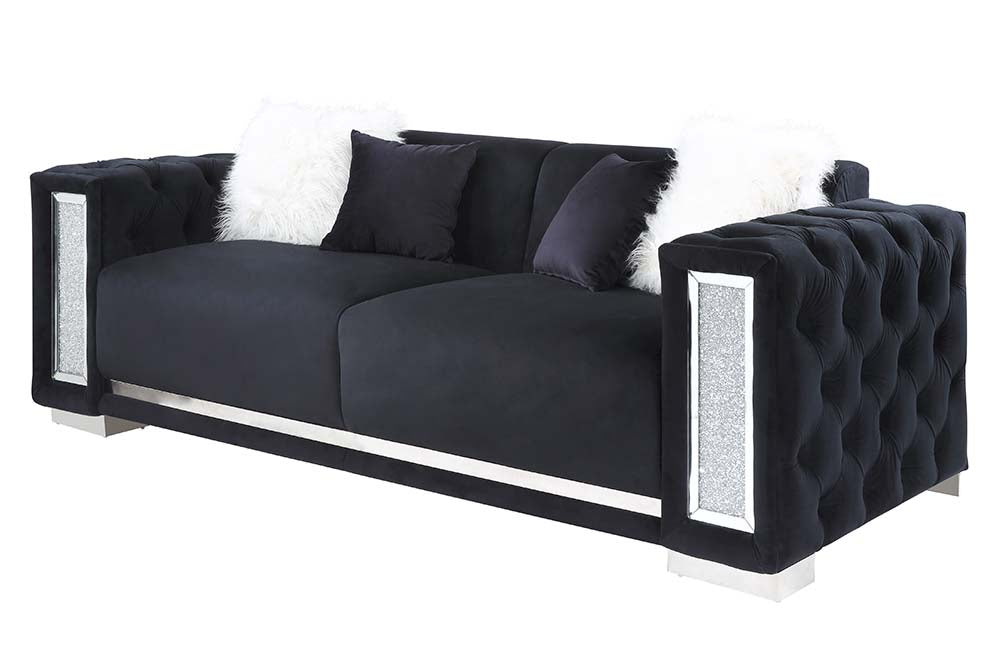 Trislar Sofa w/4 Pillows