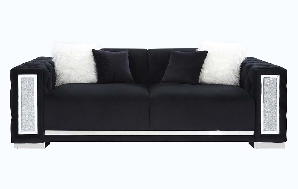 Trislar Sofa w/4 Pillows