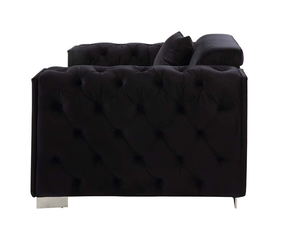 Trislar Sofa w/4 Pillows