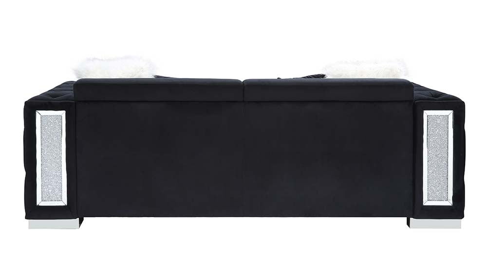 Trislar Sofa w/4 Pillows